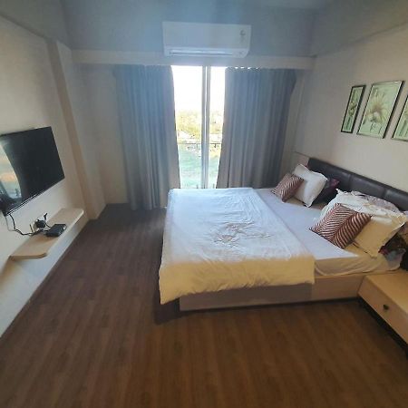Weekend Address Managed By P.C Homes Surat Exterior foto